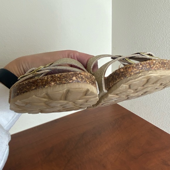 NWOT, Youth girls Sandals, Sparkle gold, size 3. - Picture 6 of 9